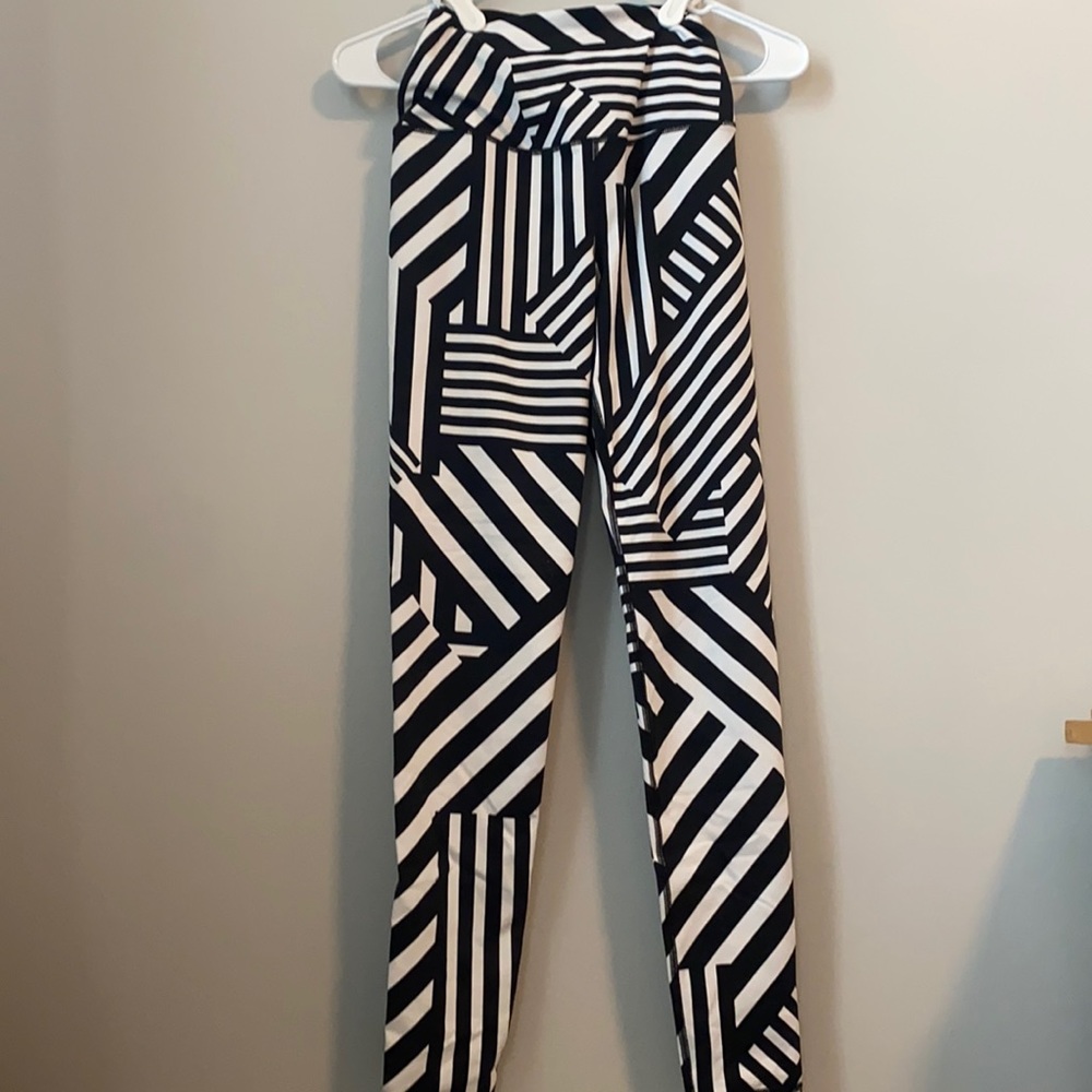 Black and White Stripped Victoria Secret Leggings